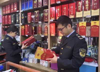 鄰水縣壇同市場(chǎng)監(jiān)督管理所開展“特供酒”清源打鏈專項(xiàng)檢查 強(qiáng)化酒類經(jīng)營(yíng)秩序監(jiān)管